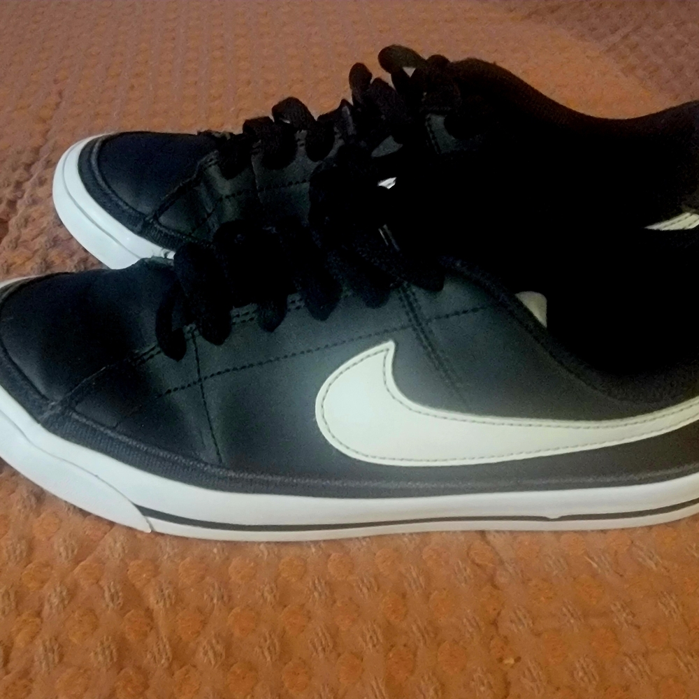 Nike Men's Black Sneakers with White Accents